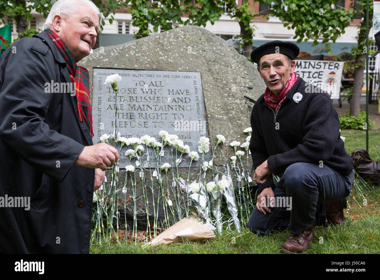 Londres, Reino Unido. El 15 de mayo, 2017. Bruce Kent y Sir Mark Rylance crouch junto a flores sentado en frente de los Objetores de Conciencia' piedra en Tavistock Square sobre los Objetores de Conciencia" del día. Crédito: Mark Kerrison/Alamy Live News Foto de stock