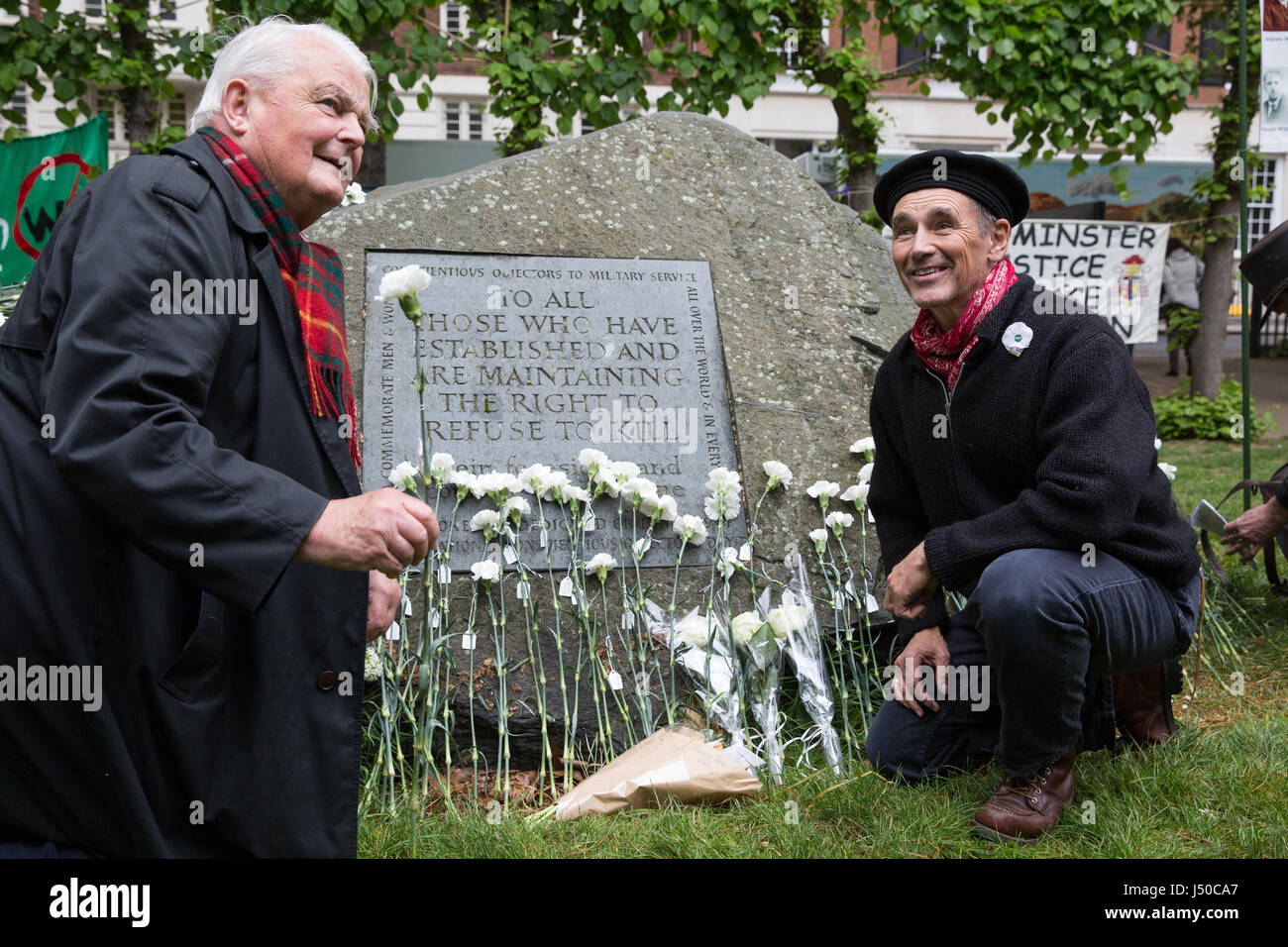 Londres, Reino Unido. El 15 de mayo, 2017. Bruce Kent y Sir Mark Rylance crouch junto a flores sentado en frente de los Objetores de Conciencia' piedra en Tavistock Square sobre los Objetores de Conciencia" del día. Crédito: Mark Kerrison/Alamy Live News Foto de stock