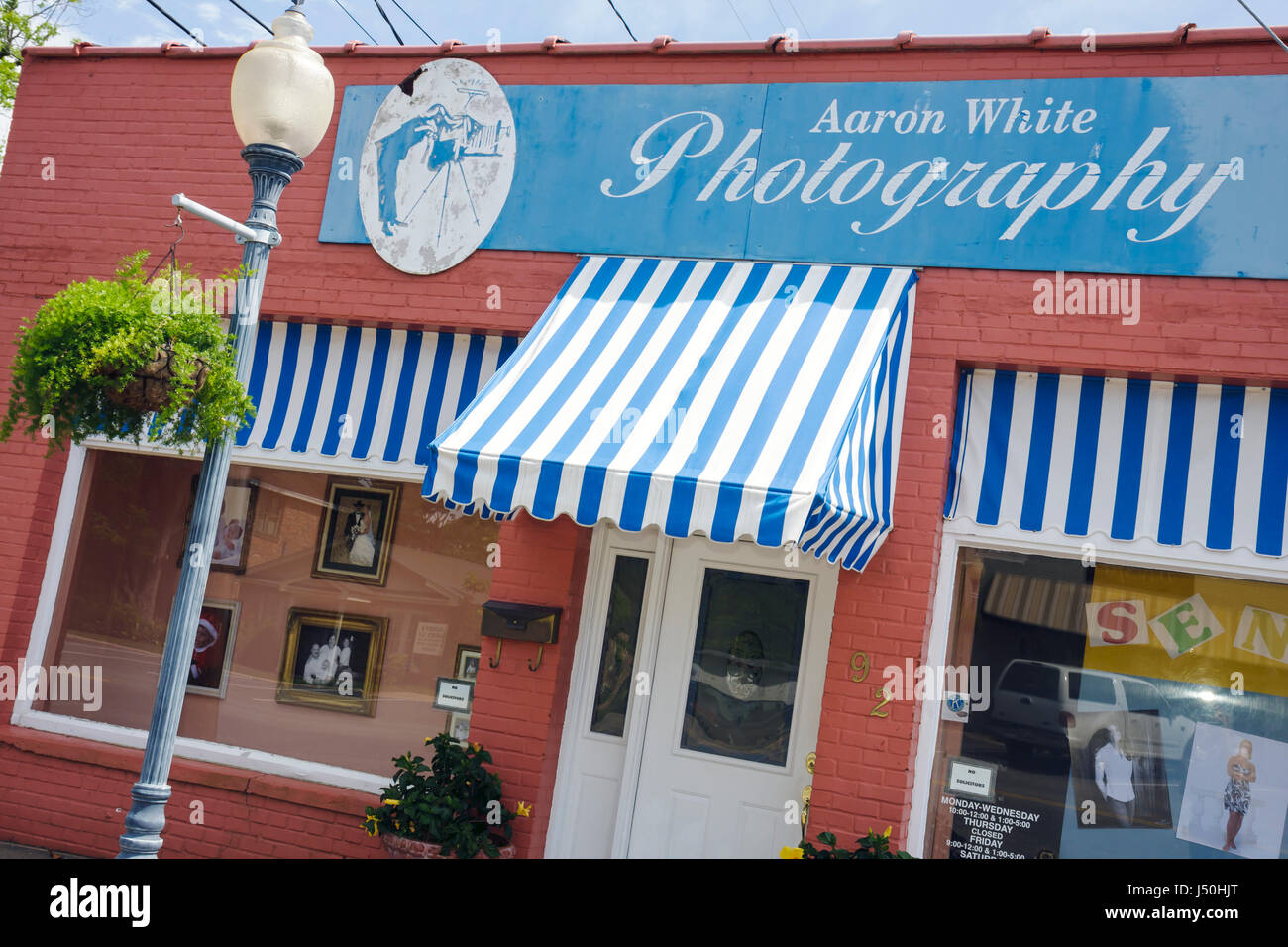 Monroeville Alabama, Pineville Road, pequeña ciudad de negocios, fotografía, propietario, empresario, rayas toldos, azul, AL080515019 Foto de stock
