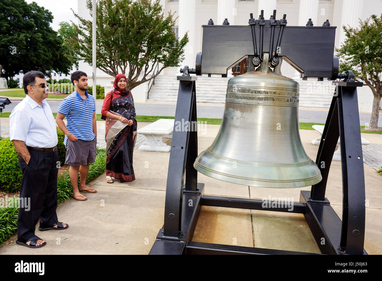 Alabama, AL, Sur, Condado de Montgomery, Montgomery, edificio del Capitolio del Estado, réplica de Liberty Bell, Asia Asian Etnia inmigrantes inmigrantes inmigrantes ínicos Foto de stock