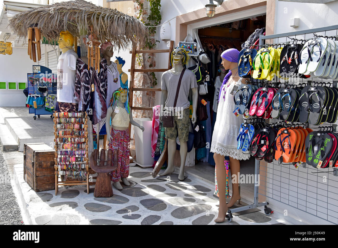 Tienda de recuerdos y regalos de Kamari en Santorini en Grecia Fotografía  de stock - Alamy