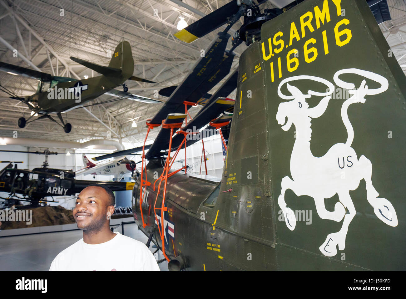 Alabama,Dale County,Ft. Fort Rucker, Museo de la Aviación del Ejército de los Estados Unidos, hombres negros adultos adultos, aviones, helicópteros militares, combate, exhibición ex Foto de stock