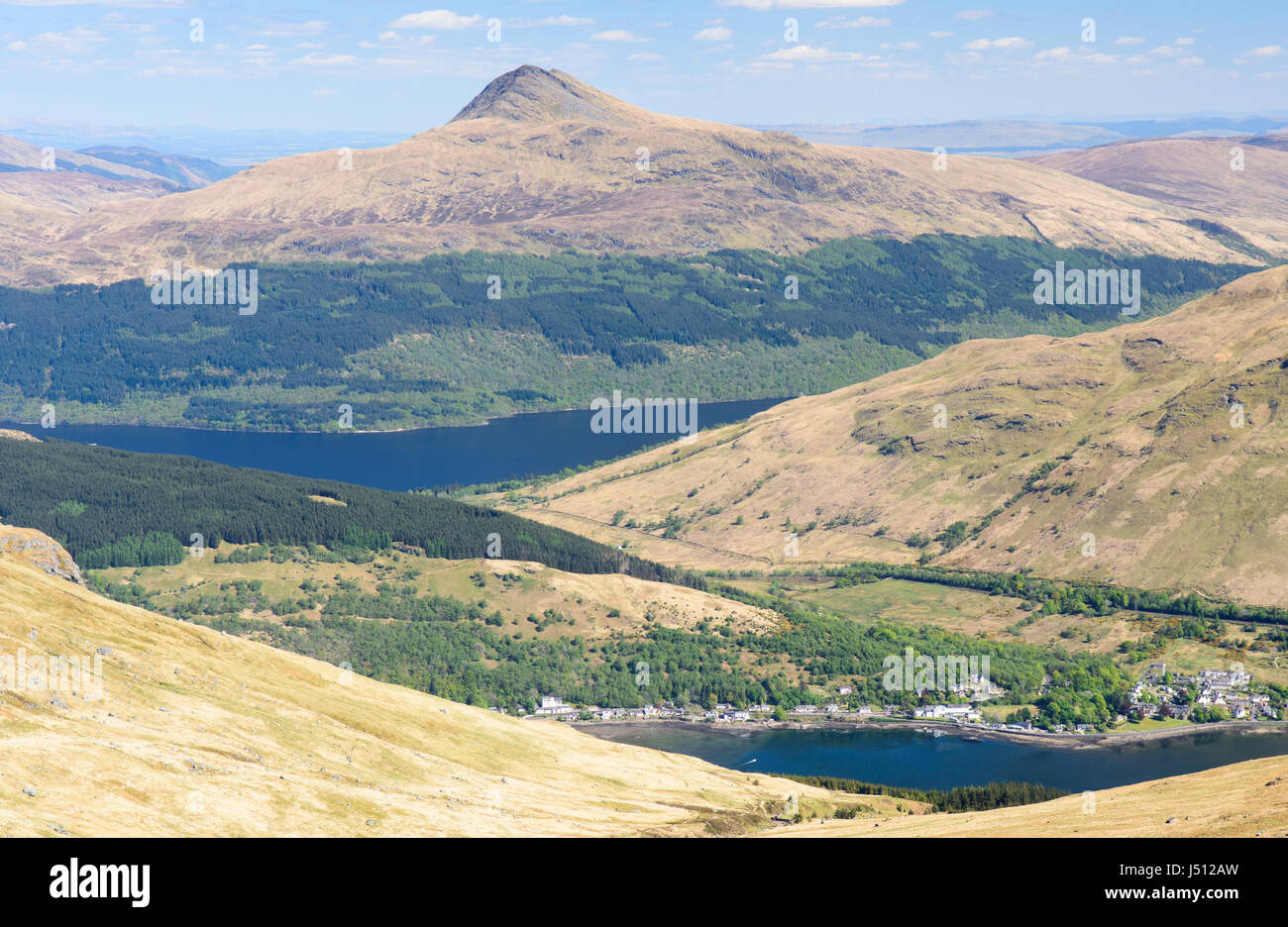 Las laderas boscosas de la montaña Ben Lomond, lugar de las orillas del lago Loch Lomond, más allá de Arrochar Village, en el South West Highlands de Escocia. Foto de stock