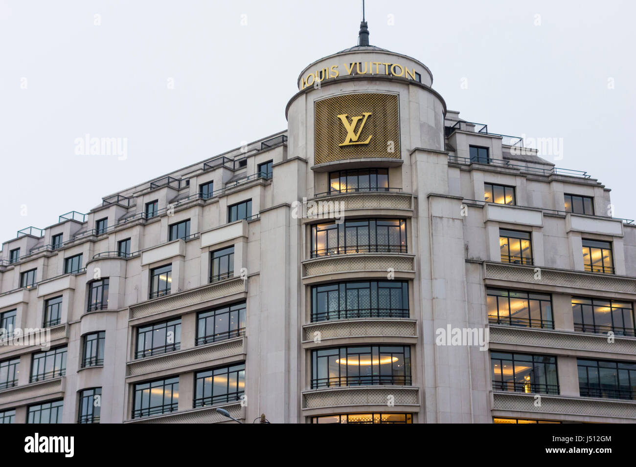 Louis Vuitton flagship store, 101 Avenida de los Campos Elíseos, en París, Francia Foto de stock