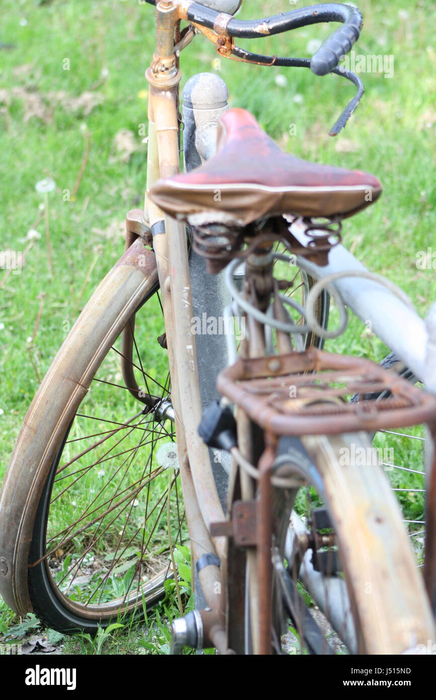 Bicicleta oxidada Foto de stock