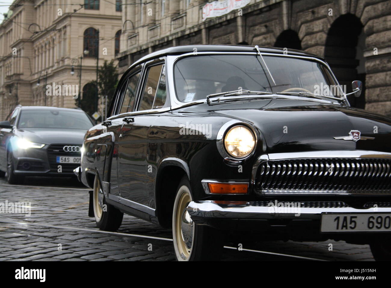 Coche Sovietica Volga Gaz En La Calle De La Ciudad De Praga La Imagen Fue Hecha El 8 De Mayo Cuando Europa Y El Mundo Celebra El Final De La Segunda Guerra