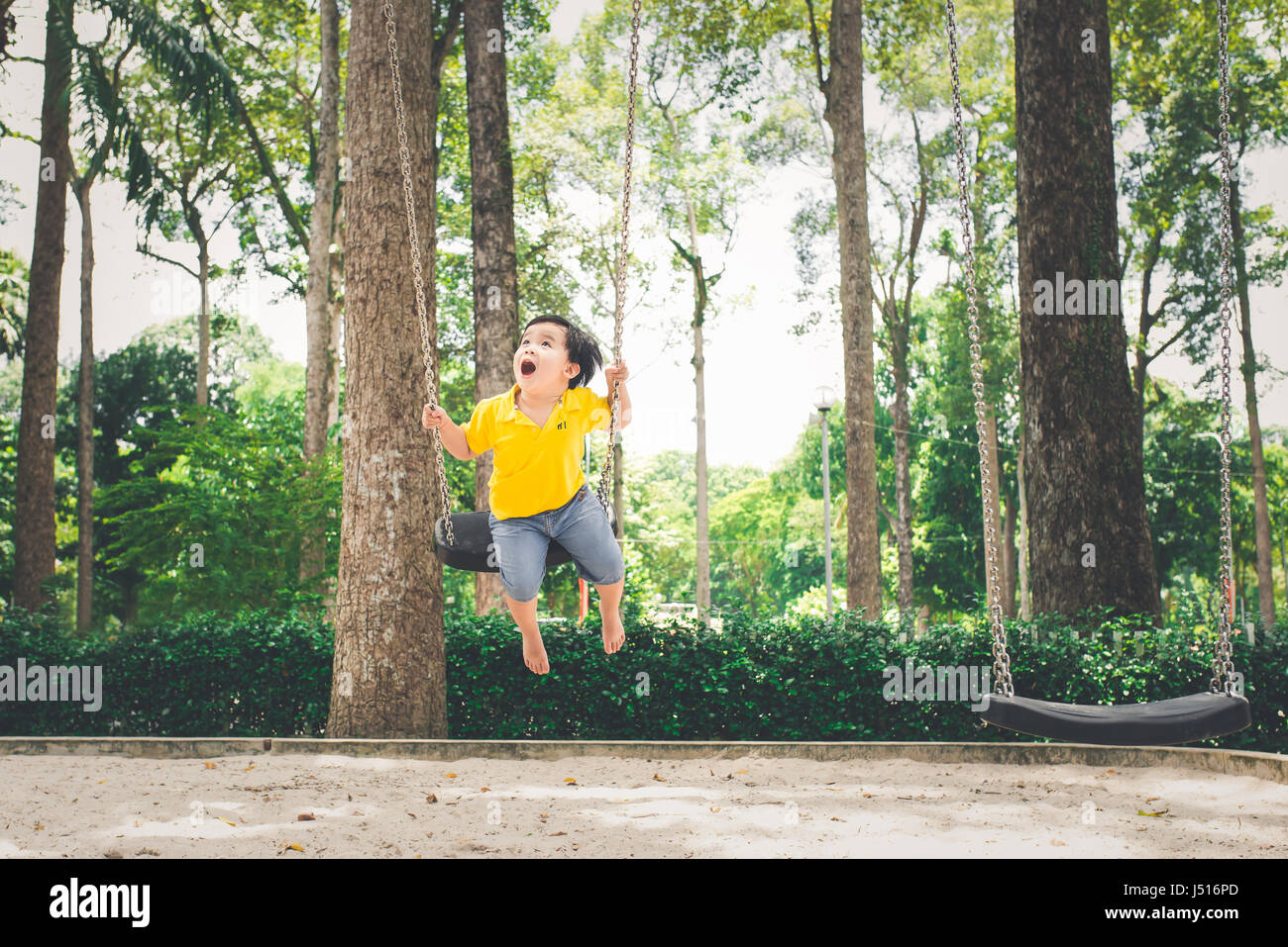Cute little boy asiático en un parque en un agradable día al aire libre Foto de stock