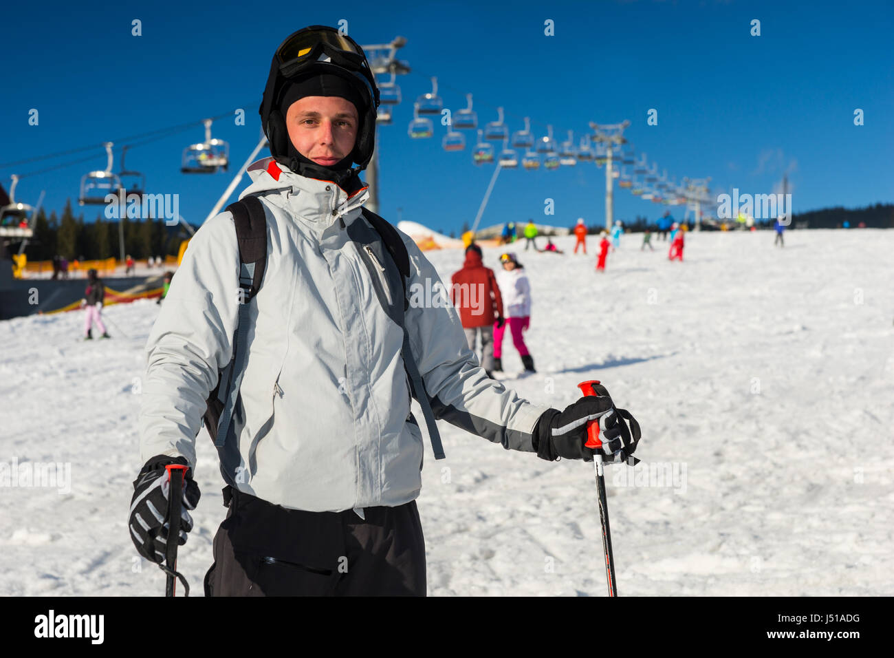 Macho en ski-traje, casco y gafas de esquí es el esquí en una estación de  esquí en invierno Fotografía de stock - Alamy