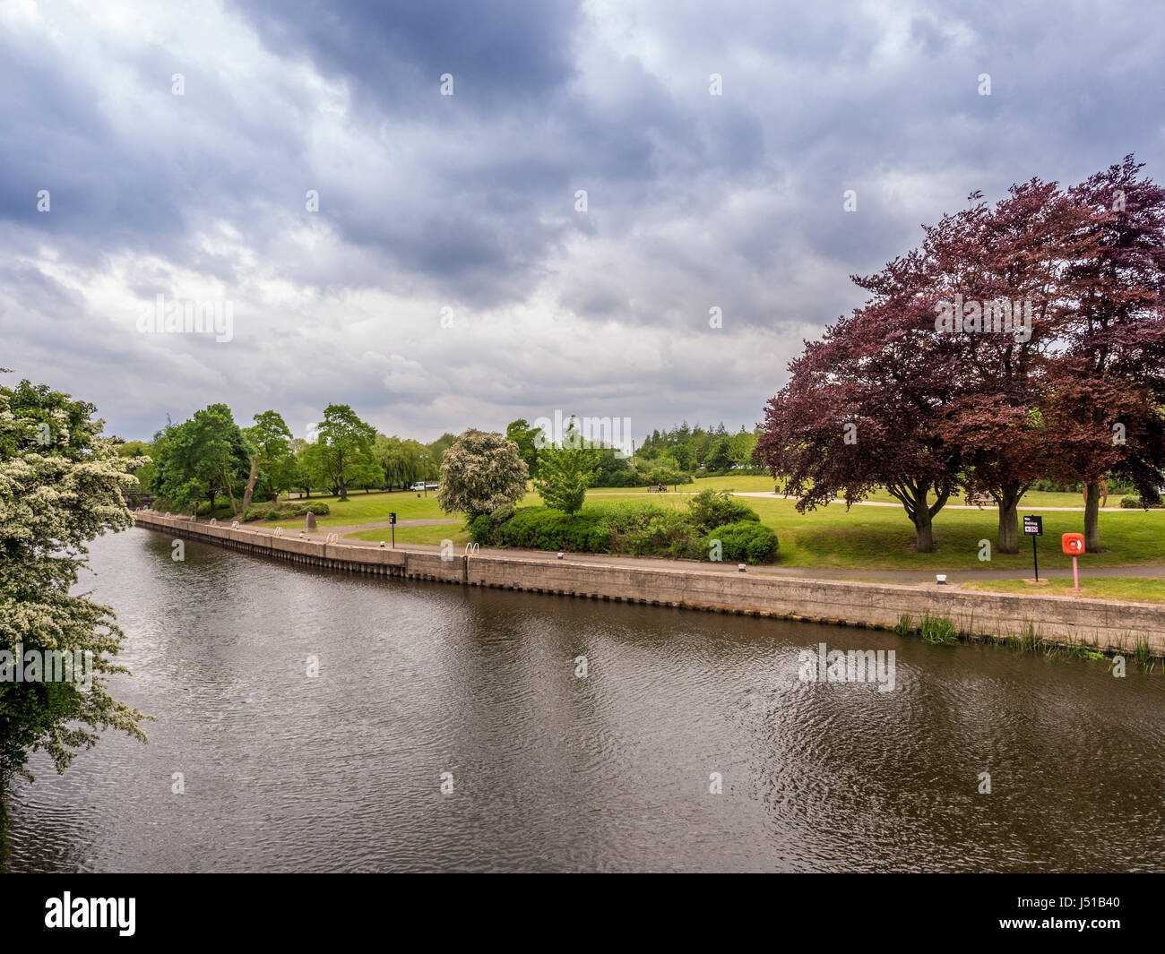 De Newark Riverside Park, situado a orillas del río Trent, enfrente del castillo de Newark, en el Reino Unido. Foto de stock