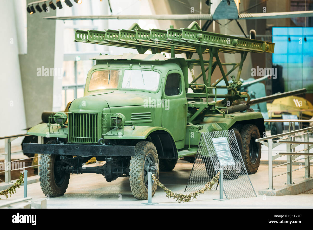 Minsk, Bielorrusia. La exposición de armas y equipo en el Museo bielorruso de la Gran Guerra Patriótica. Lanzacohetes múltiples Katyusha BM-13N en una Foto de stock