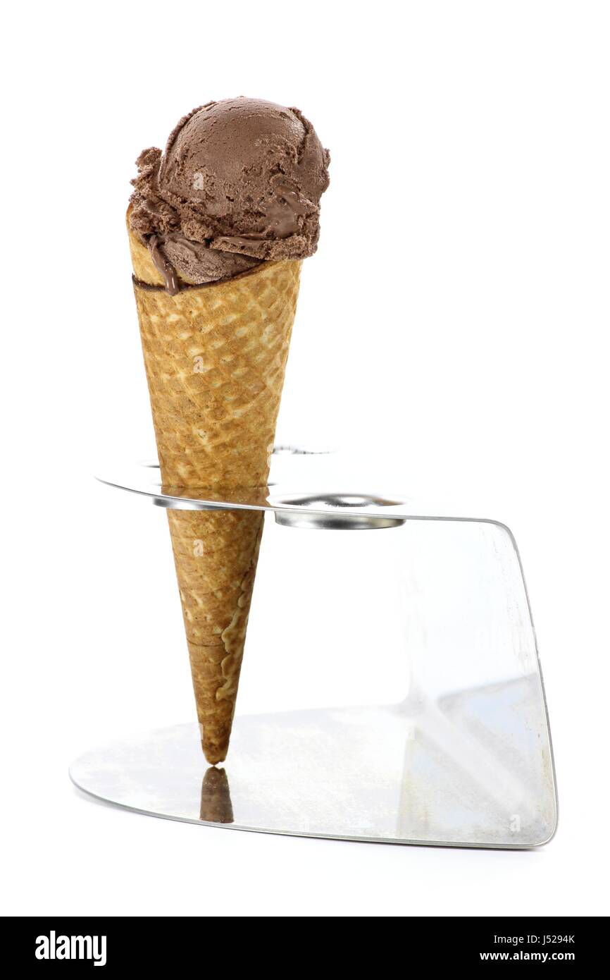 Helado de chocolate en cono de azúcar contra el fondo blanco Fotografía