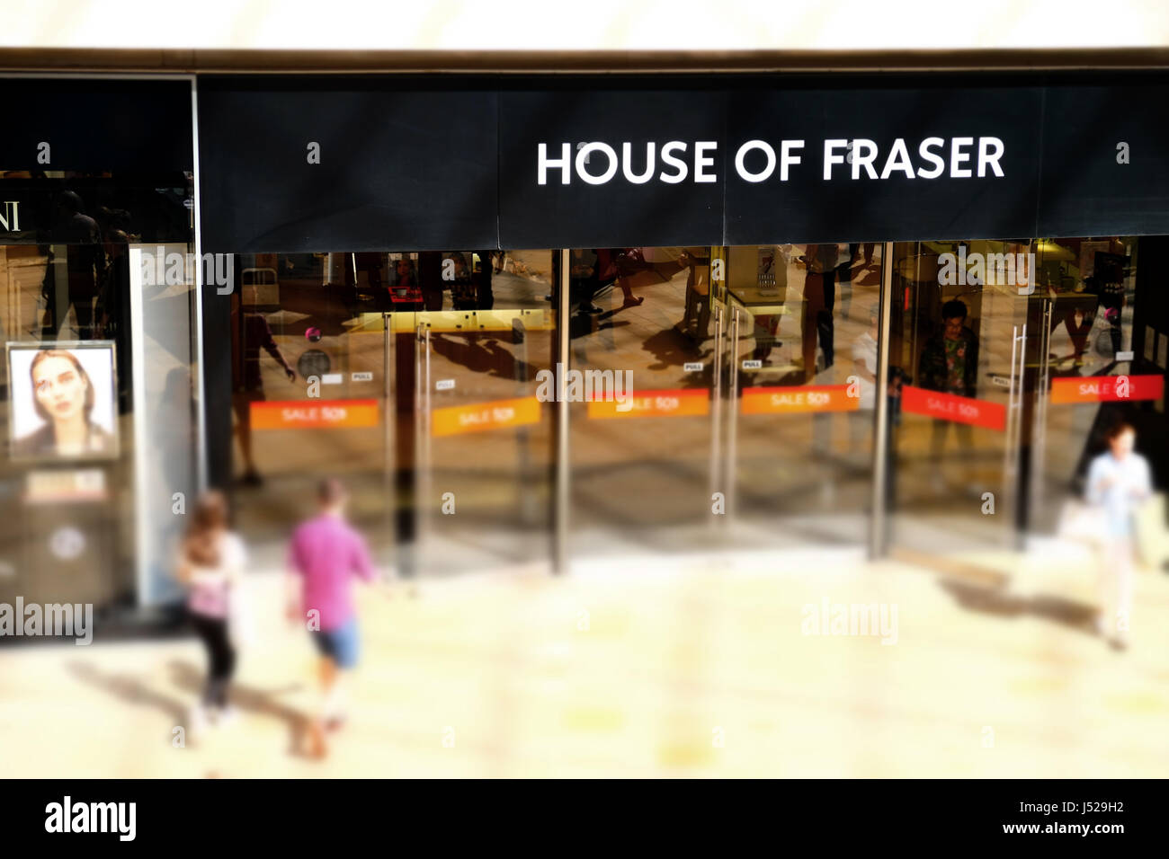 La entrada a una casa de Faser store, mostrando claramente el nombre y la marca comercial de la empresa Foto de stock