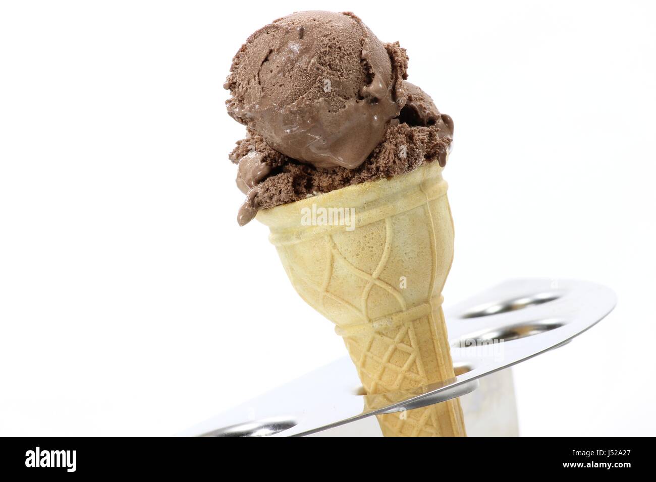 Helado de chocolate en cono de azúcar contra el fondo blanco Fotografía