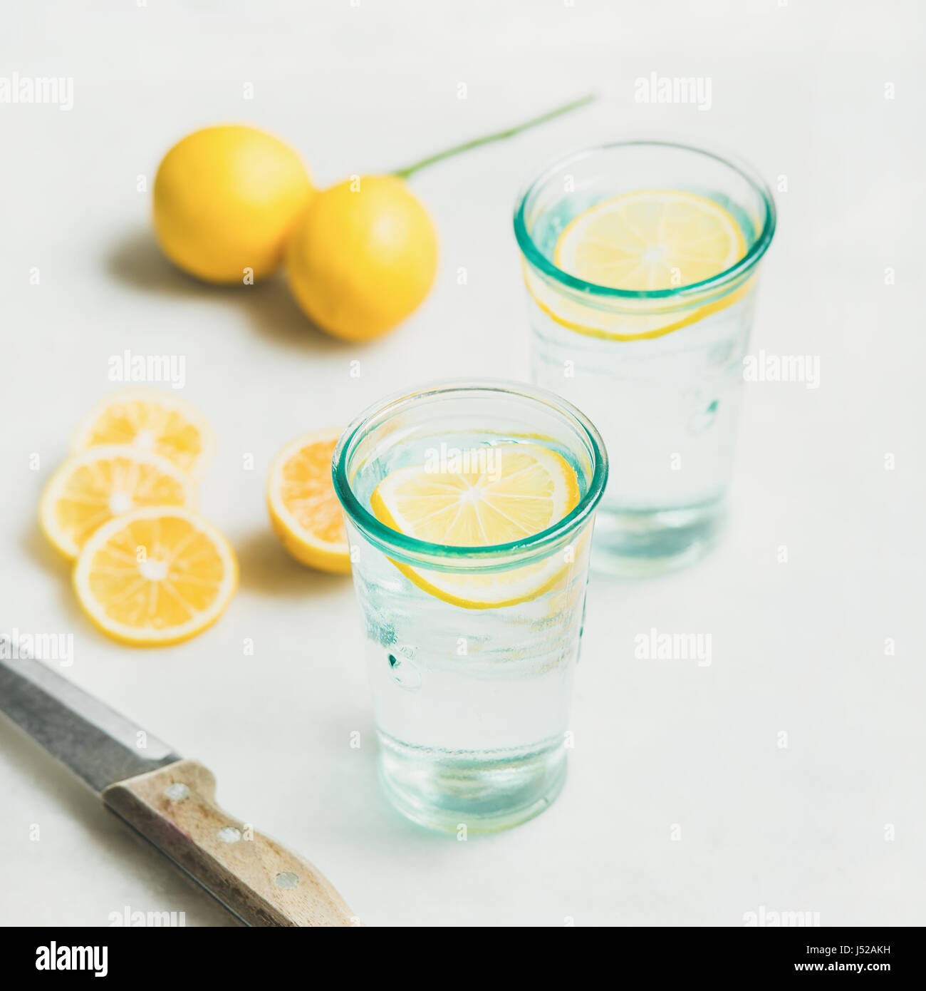 Mañana detox agua de limón en vidrios y limones frescos sobre fondo de mármol, el enfoque selectivo, cuadrado de cultivo. Limpiar, pérdida de peso, comer sano, detox, Foto de stock