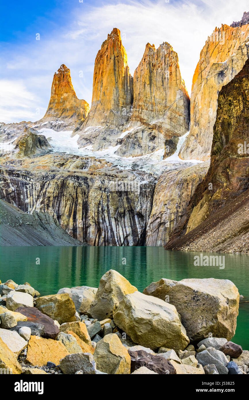 Laguna torres con las torres al atardecer, el Parque Nacional Torres del Paine, Patagonia, Chile Foto de stock