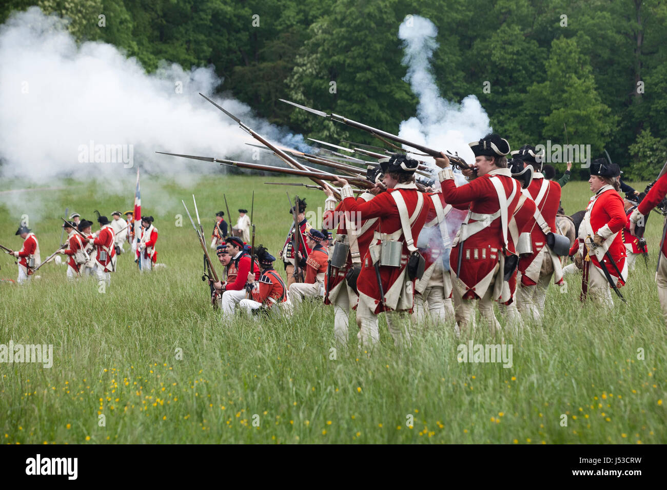 Los soldados británicos durante una recreación de la Guerra Revolucionaria del siglo XVIII en Mount Vernon, Virginia, EE.UU. Foto de stock