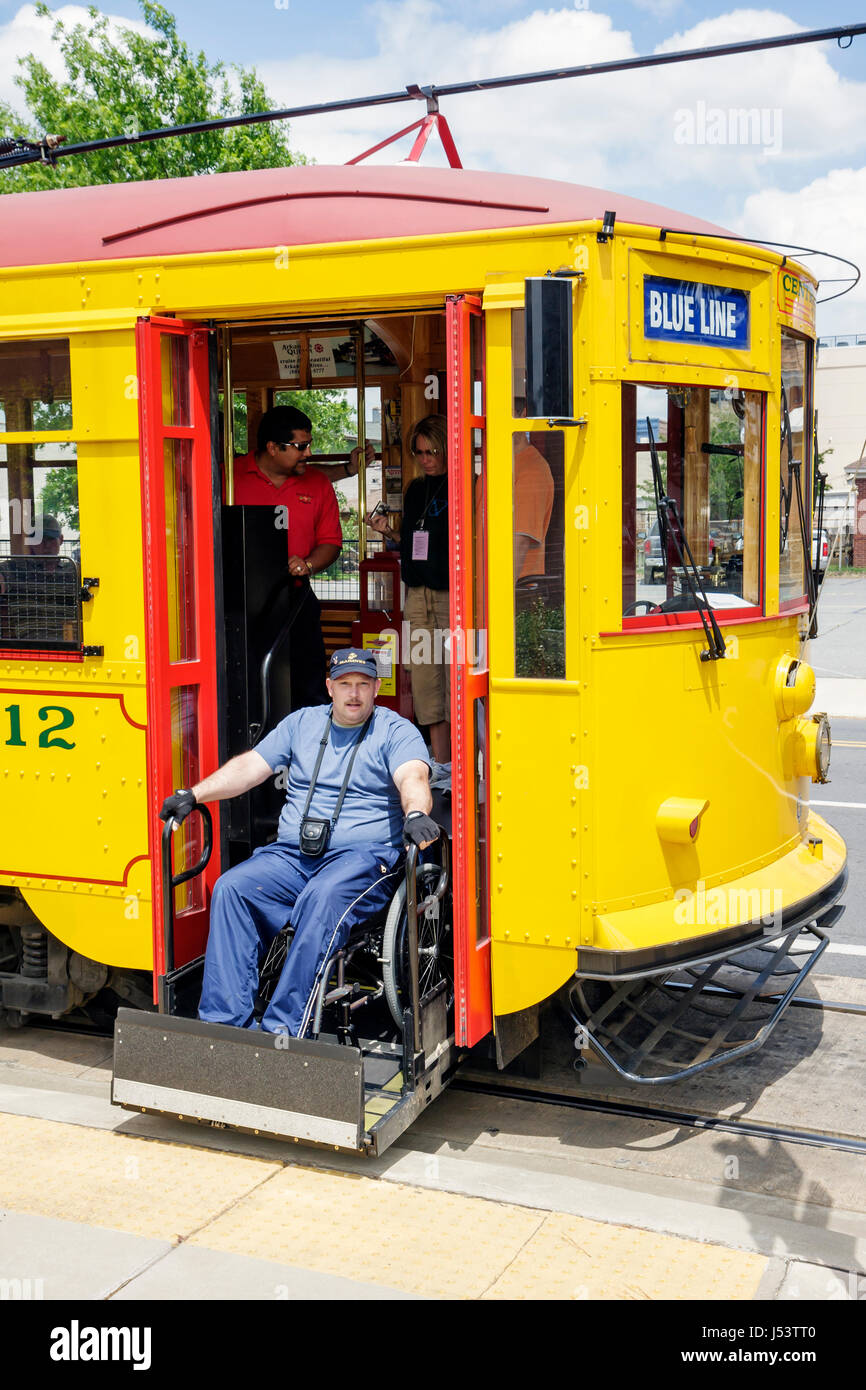 Arkansas North Little Rock, North Maple Street, River Rail Electric Streetcar, hombre hombres, discapacitados, acceso para silla de ruedas, rampa, patrimonio, carrito, réplica, Foto de stock