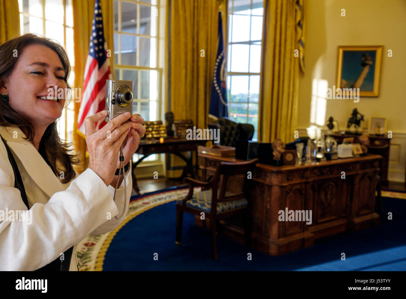 Little Rock Arkansas, William J. Clinton Presidential Library, réplica a escala completa Oval Office, adultos mujer mujer mujer mujer mujer dama, cámara digital, tomar p Foto de stock
