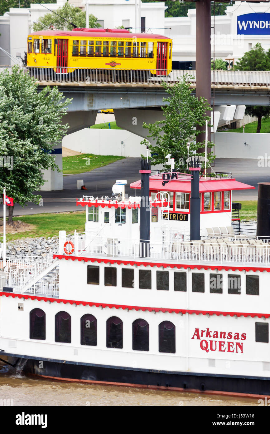 Arkansas North Little Rock, Rail Electric Streetcar, Arkansas River, Arkansas Queen, Steamboat, paddlheel, histórico trolley, AR080605105 Foto de stock