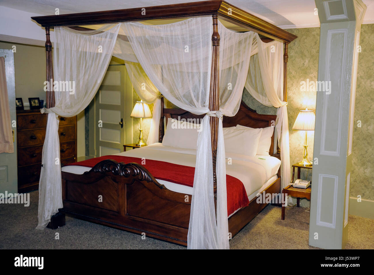 Eureka Springs Arkansas, Ozark Mountains, 1905 Basin Park, hotel, dormitorio de huéspedes, cama, dosel, romántico, lujoso, alojamiento, tranquilo, AR080609036 Foto de stock