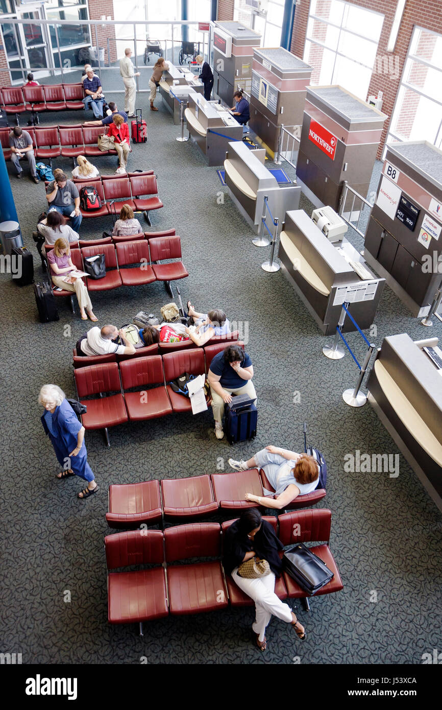 Arkansas Bentonville,Northwest Arkansas Regional Airport,XNA,puerta,pasajeros pasajeros jinetes,sentarse,esperar,mostrador de boletos,vuelo,AR080611005 Foto de stock