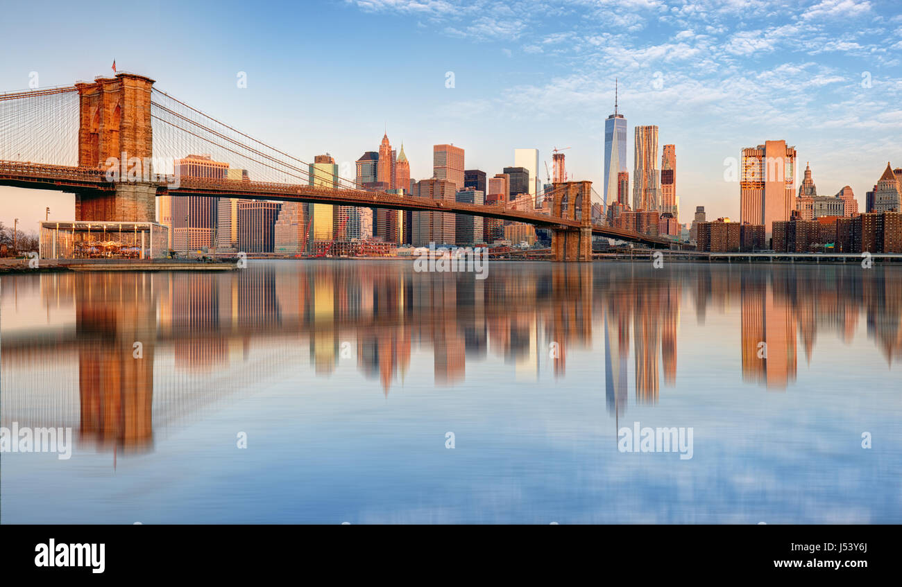 Lower Manhattan con el puente de Brooklyn, Nueva York Foto de stock