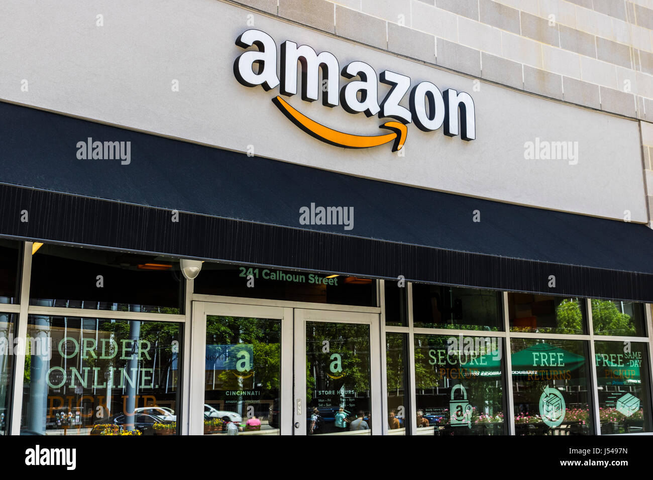 Cincinnati - Alrededor de mayo de 2017: Amazon Store en la U cuadrado. Amazon@Cincinnati es el amazonas la primera Cincinnati ladrillo-y-mortero store V Foto de stock