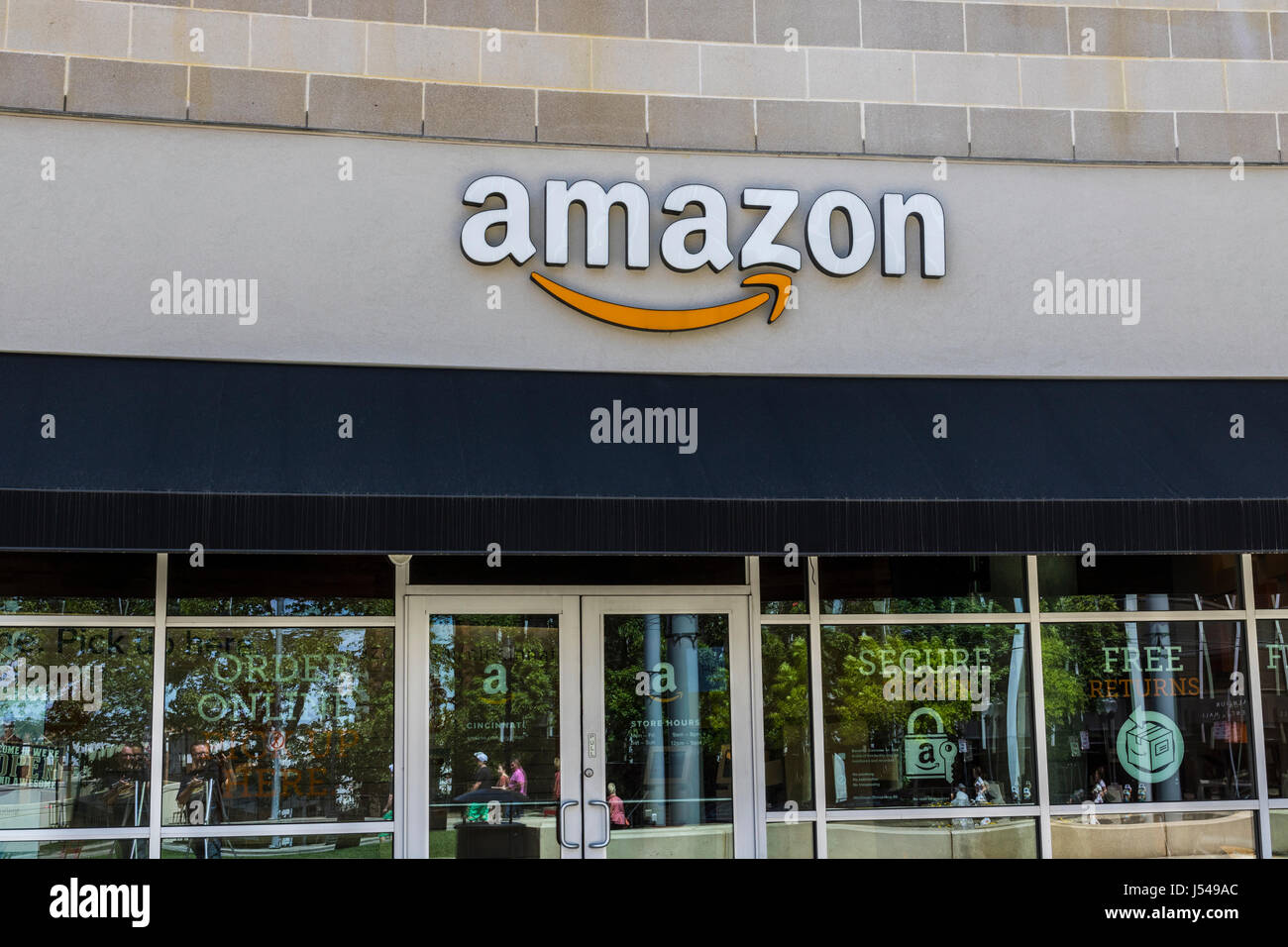 Cincinnati - Alrededor de mayo de 2017: Amazon Store en la U cuadrado. Amazon@Cincinnati es el amazonas la primera Cincinnati ladrillo-y-mortero almacenar VII Foto de stock