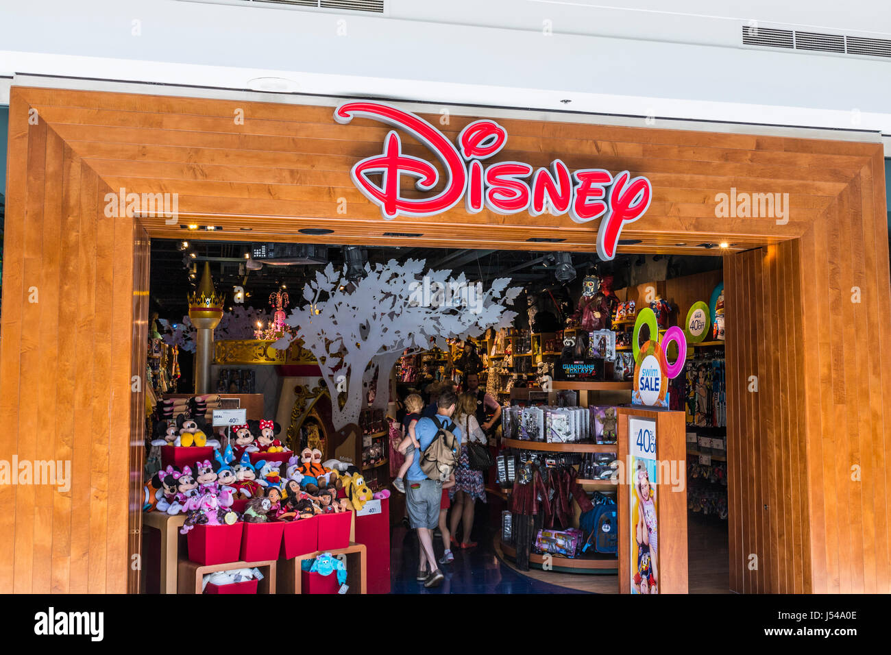 Cincinnati - Alrededor de mayo de 2017: Disney Store Retail Mall Ubicación. Disney  Store es el sitio oficial de Disney Shopping VIII Fotografía de stock -  Alamy