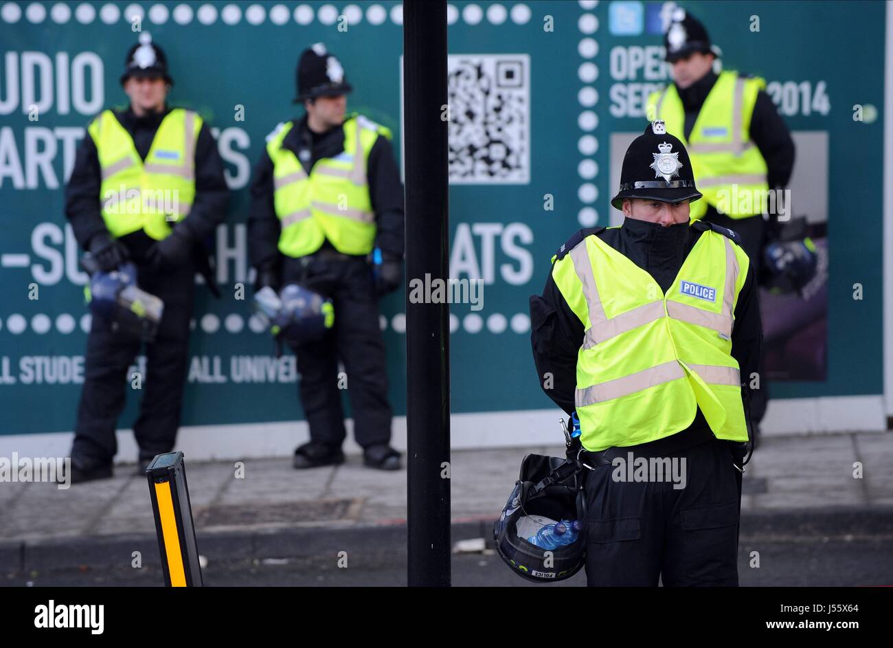 Policías con cascos antidisturbios NEWCASTLE NEWCASTLE FC FC V V SUNDERLAND FC St James Park Newcastle England el 01 de febrero de 2014 Foto de stock