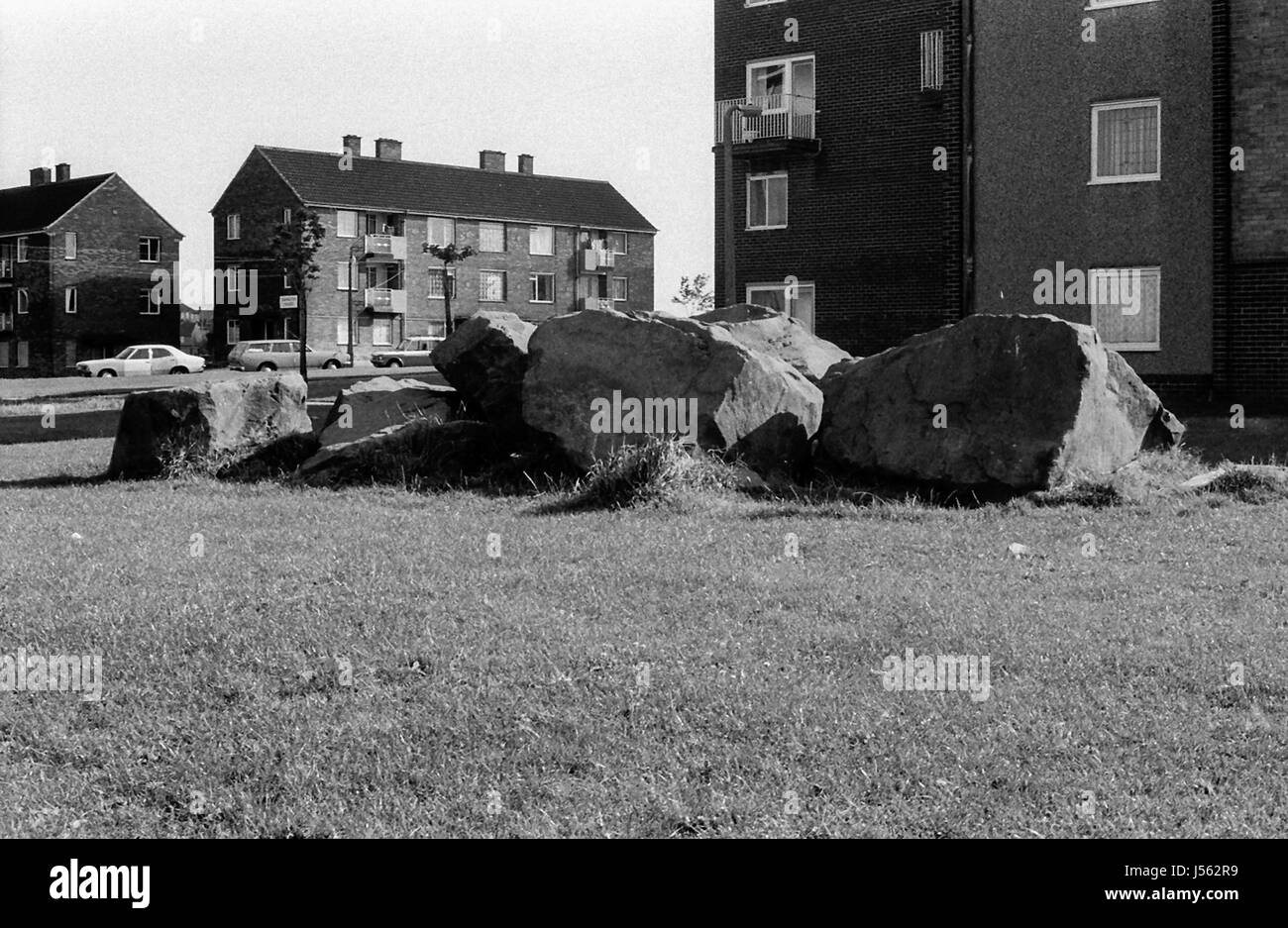 The Crescent, Buttershaw Estate, Bradford, West Yorkshire, Reino Unido. Un plan de vivienda en el consejo de la Administración local de 1950. Las imágenes en blanco y negro de 1982 retratan el entorno sucio de un típico hundimiento de la clase obrera del norte de Inglaterra. Foto de stock