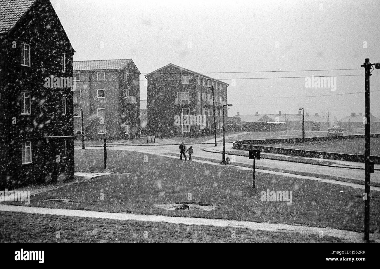 The Crescent, Buttershaw Estate, Bradford, West Yorkshire, Reino Unido. Un plan de vivienda en el consejo de la Administración local de 1950. Las imágenes en blanco y negro de 1982 retratan el entorno sucio de un típico hundimiento de la clase obrera del norte de Inglaterra. Foto de stock