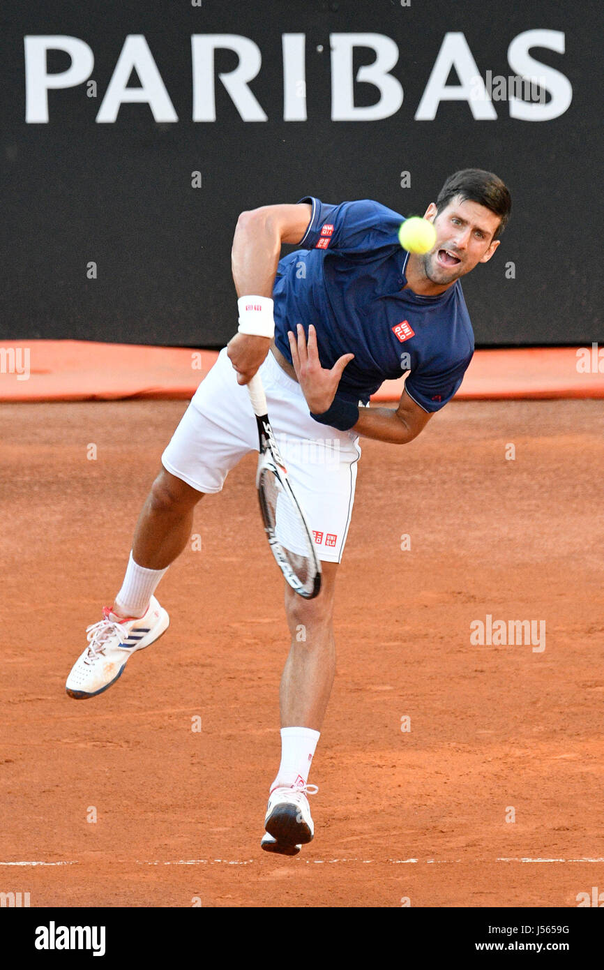 Roma, Italia. 16 de mayo de 2017. Novak Djokovic de Serbia en acción  durante el partido entre Aljaz Bedene de Gran Bretaña durante el  Internazionali BNL d'Italia 2017 - al Foro Italico,