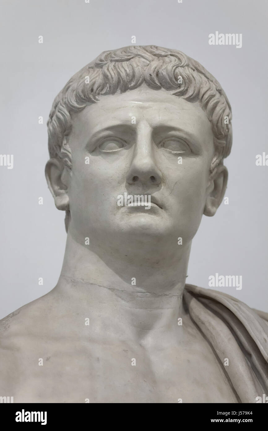 Emperador romano Claudio gobernó º 37/54 AD). Colosal estatua de mármol desde la mitad del siglo I A.C. encontrado en el Augusteum en Herculano en exhibición en el Museo Arqueológico Nacional de Nápoles, Campania, Italia. Foto de stock