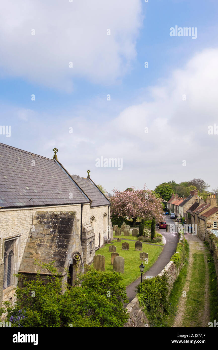 Iglesia de la aldea de San Nicolás visto desde Marmion Torre en primavera. West Tanfield, North Yorkshire, Inglaterra, Reino Unido, Gran Bretaña Foto de stock