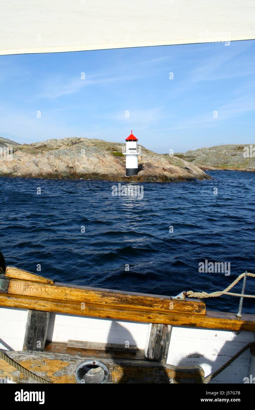 Vista de un barco en un viaje. Un hermoso paisaje, con el mar, el barco y la naturaleza, Suecia, Europa Foto de stock