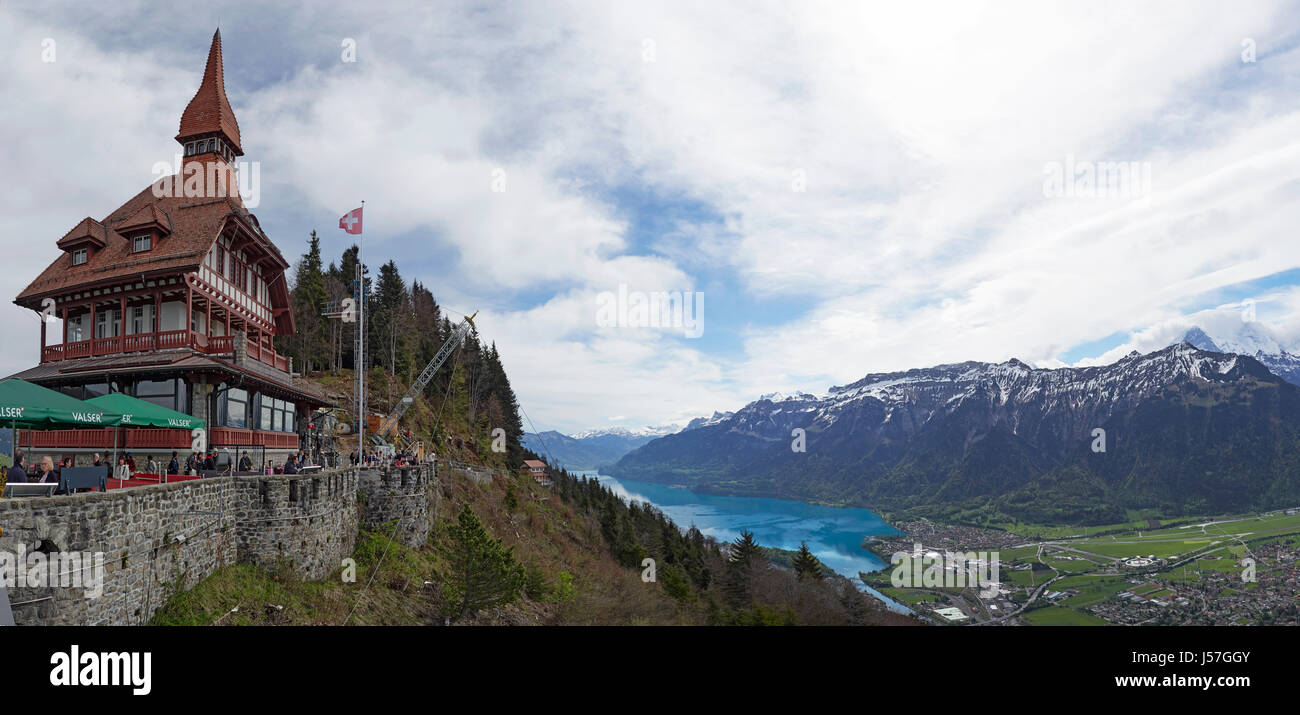 Suiza Interlaken de difícil Kulm a 1322m con el río Aare entre los lagos de Thoune y de Brienz ireached por un funicular Foto de stock