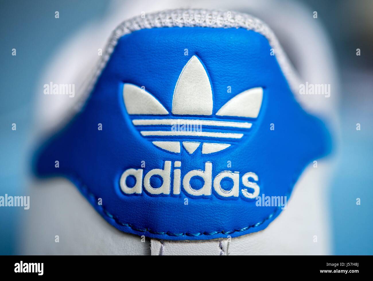 El logotipo del fabricante de ropa deportiva Adidas en un zapato en  Hannover (Alemania), el 24 de abril de 2017. Uso | en todo el mundo  Fotografía de stock - Alamy