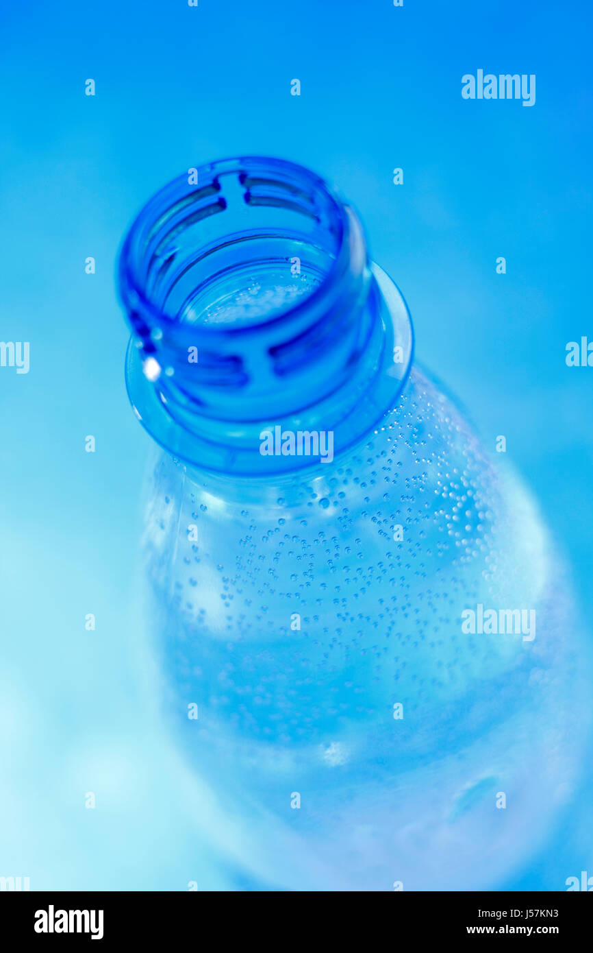 Abrir una botella de agua mineral en azul con poca profundidad de campo. Foto de stock