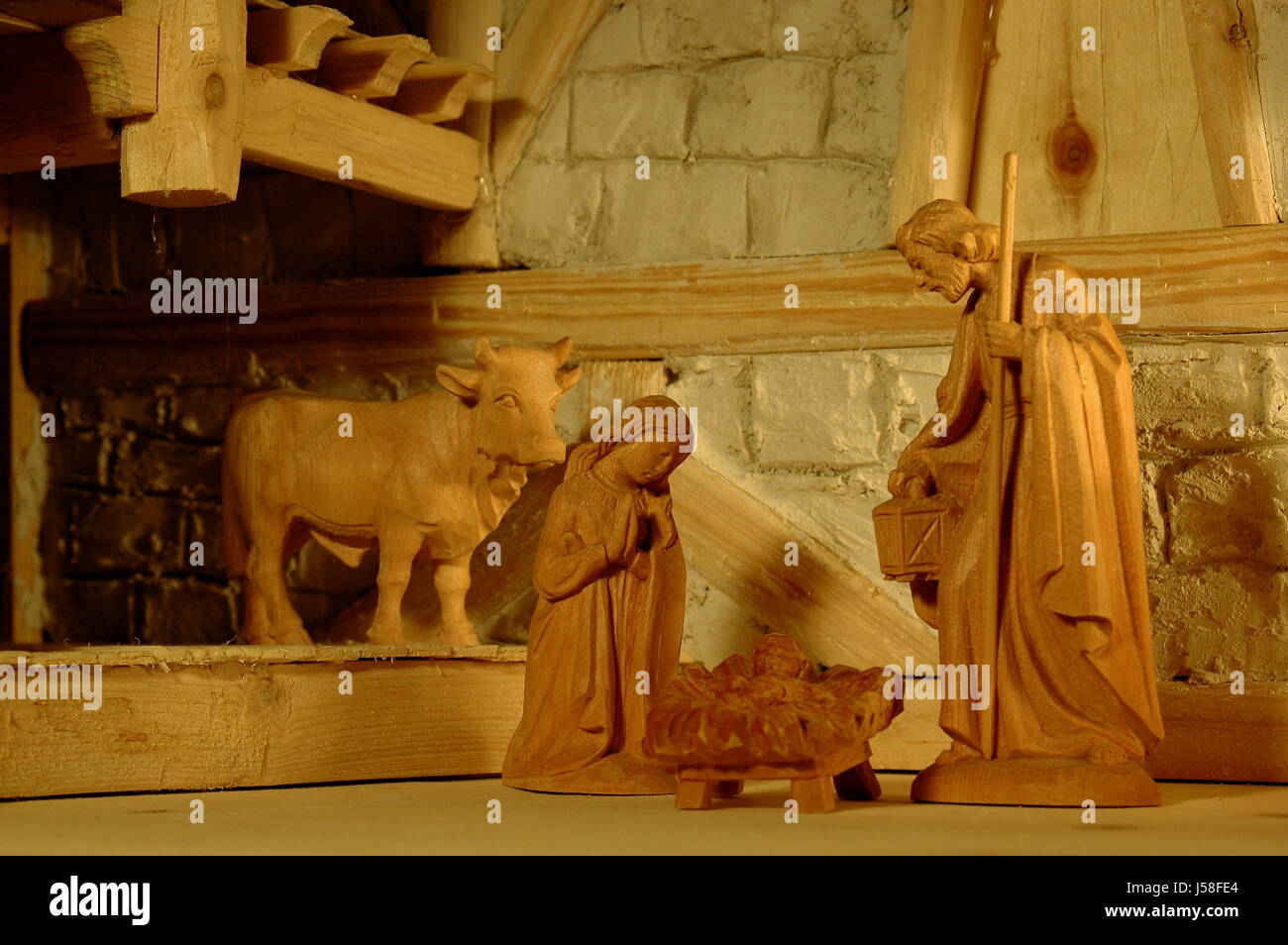 Establo de vacas hacer artesanía tradiciones pesebre al niño Jesús Joseph wood Foto de stock