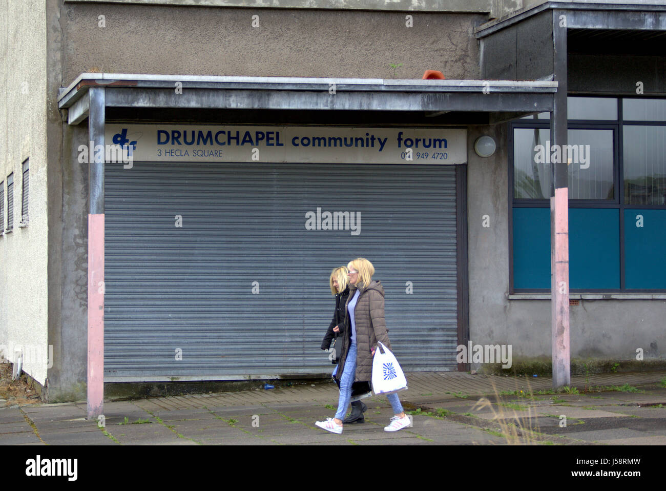 Plan de vivienda Drumchapel shopping center de privación social la pobreza Foto de stock