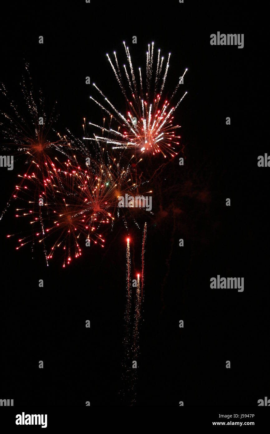 Por la noche las luces efectos cohetes bang roseta firmamento cielo Fuegos  artificiales Fuegos artificiales Fotografía de stock - Alamy