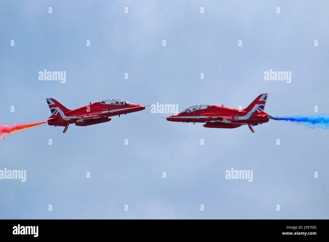 Las flechas rojas acrobático mostrar equipo pasando cerca de traspaso en Eastbourne UK Foto de stock