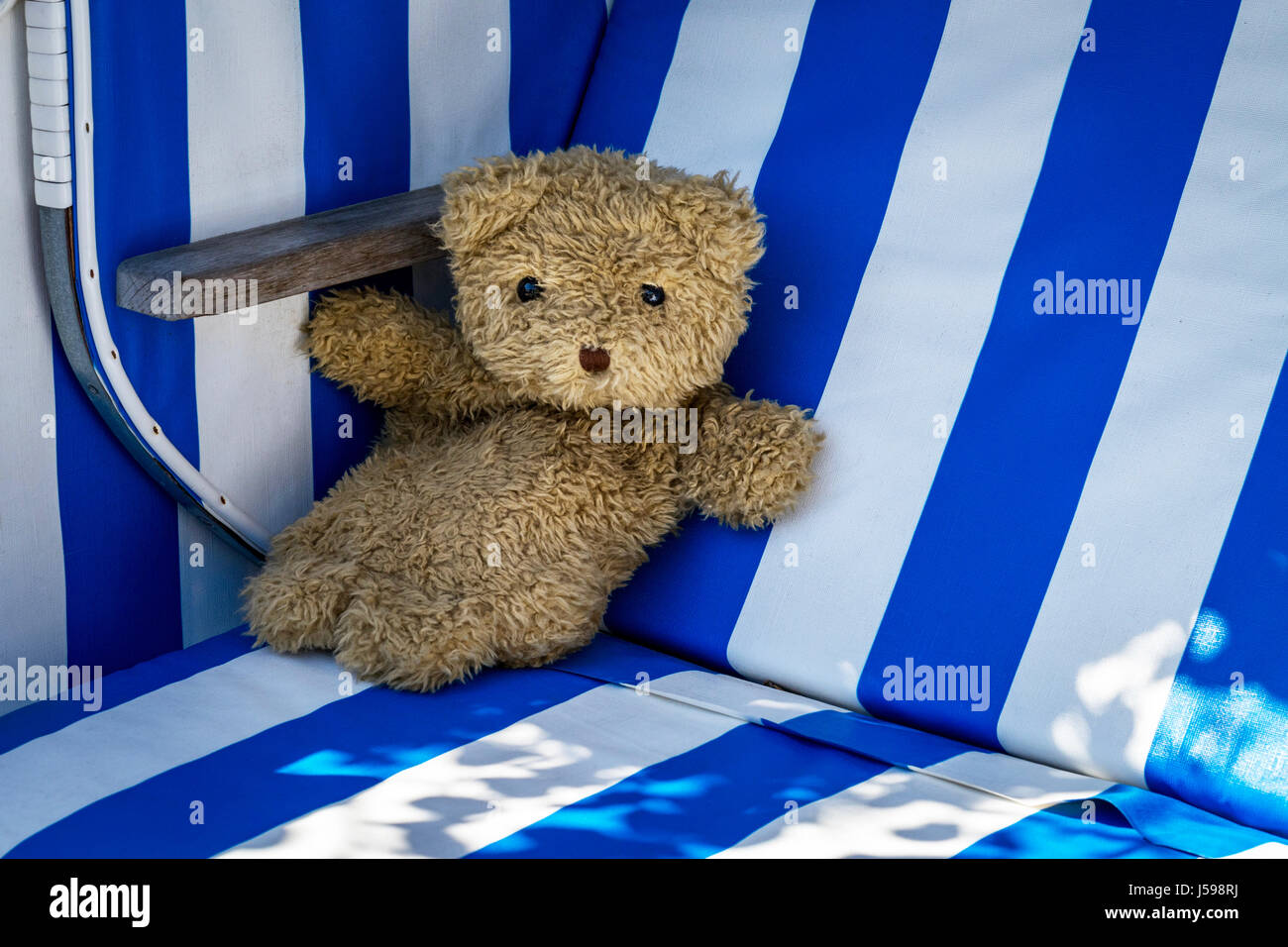 Imagen 1: oso de peluche Arthur se relaja en una playa de rayas blanco-azul  en la pequeña cesta de Frisia septentrional isla Amrum Fotografía de stock  - Alamy