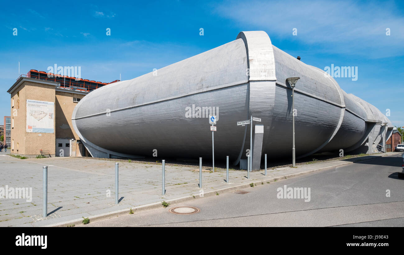 Ex gran túnel de viento actualmente monumento histórico en el Parque de la ciencia y la tecnología en Adlershof Berlin, Alemania Foto de stock