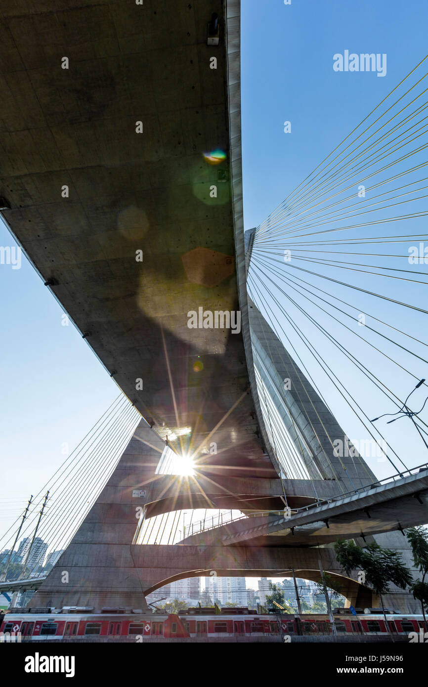 Octavio Frias de Oliveira Bridge es un puente suspendido en São Paulo Foto de stock