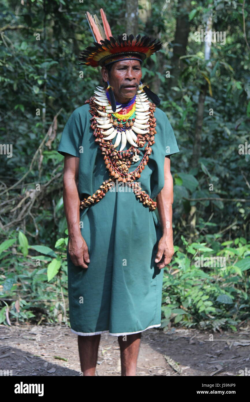 Amazon traditional dress fotografías e imágenes de alta resolución - Alamy