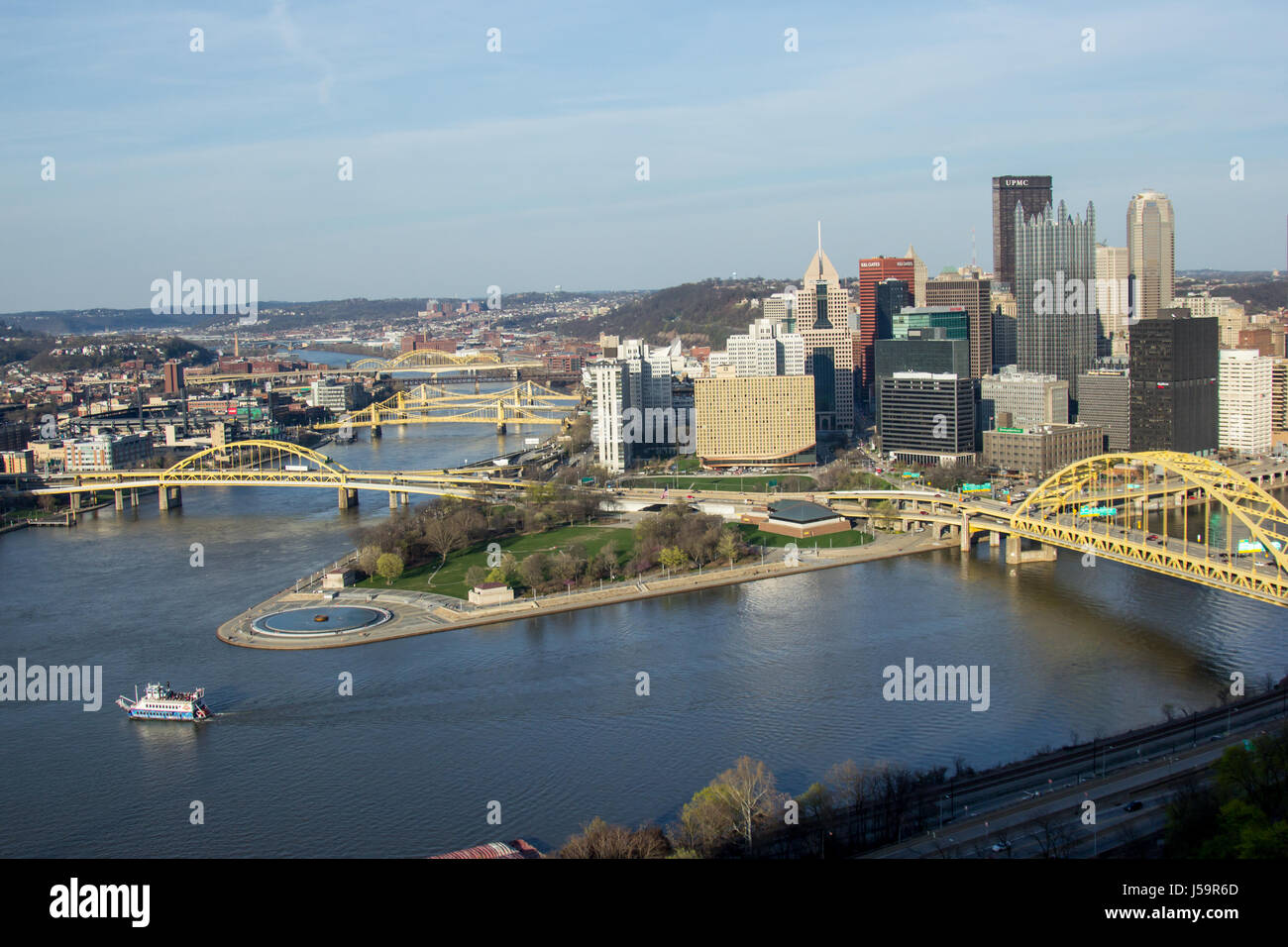 El horizonte de la ciudad de Pittsburgh desde la parte superior de la Pendiente Duquesne, el Mount Washington, con una vista de todos los puentes y el Point Park Fuente. Foto de stock