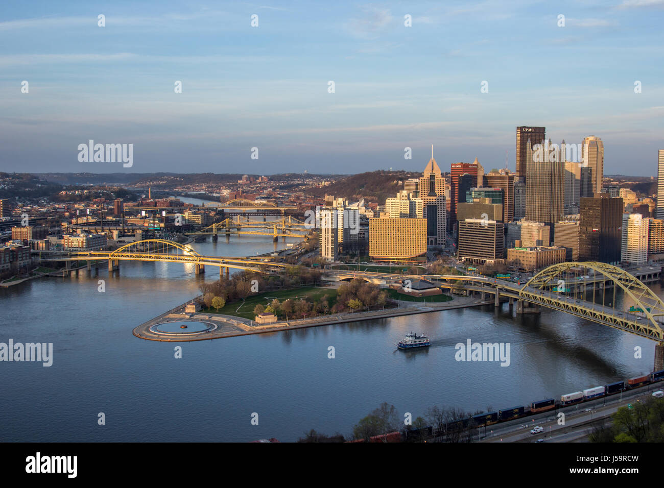 El horizonte de la ciudad de Pittsburgh desde la parte superior de la Pendiente Duquesne, el Mount Washington al atardecer con una vista de todos los puentes y el Point Park Fuente. Foto de stock