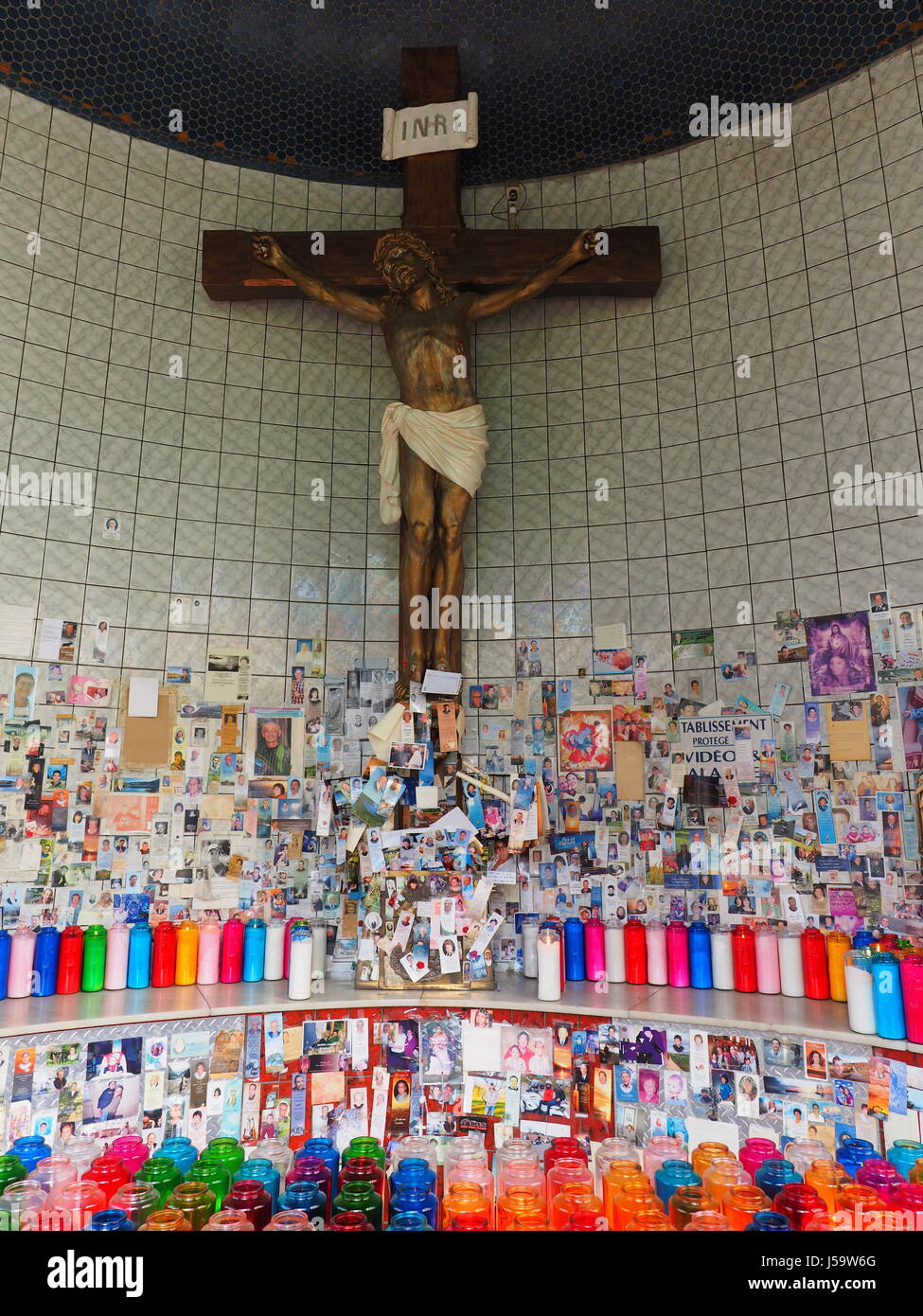 Velas en el santuario de NotreDame de la Paix en St.Thomas, Quebec Fotografía de stock Alamy